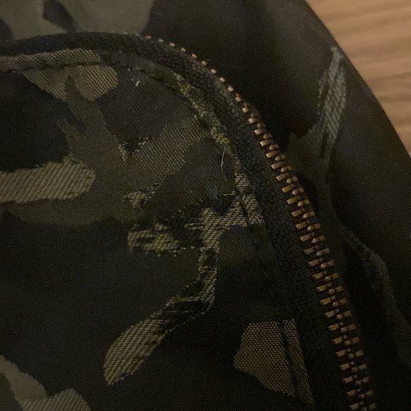 Lululemon city adventure backpack 17L - Picture 7 of 16